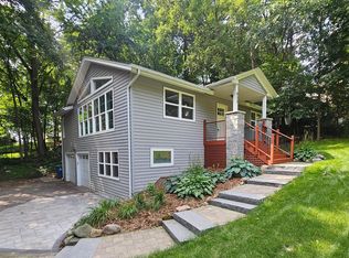 833 Woodhill Dr, Chanhassen, MN 55317