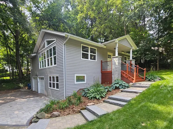 833 Woodhill Dr, Chanhassen, MN 55317