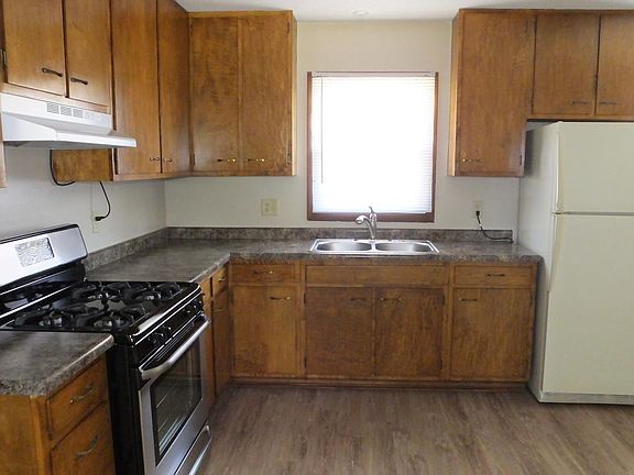 Kitchen. New floor, countertops, sink, & faucet in 2016