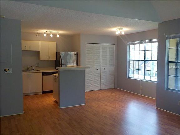 4th image of 375 Lakepointe 202 Dr