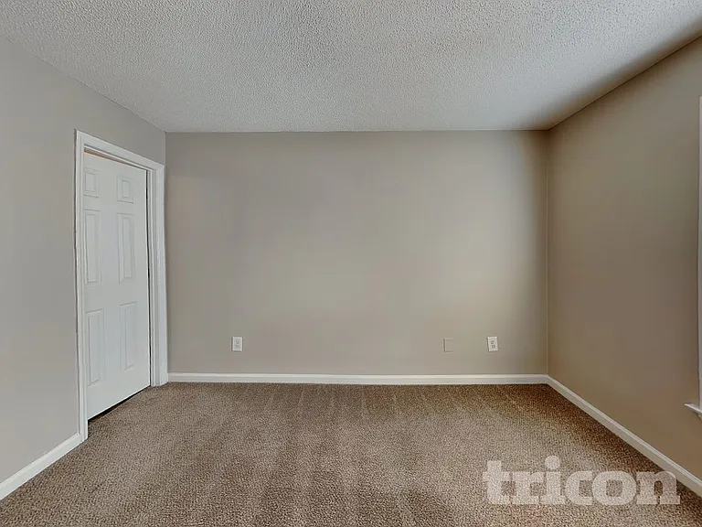 4417 Woodlawn Dr — Photo 7