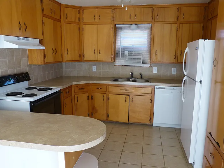 703 Dixie Dr — Photo 5