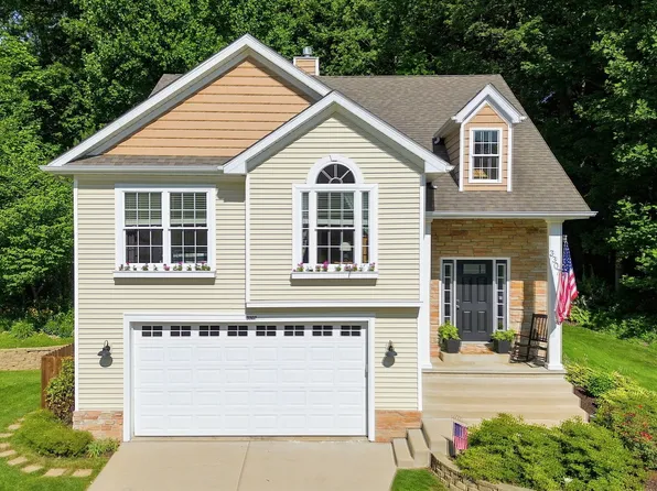3307 Kestrel St, Valparaiso, IN 46383