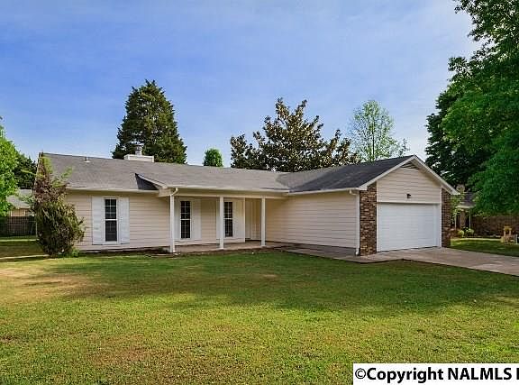2nd image of 1015 Vicksburg Ln SE