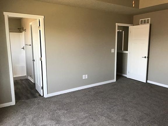 Waukee Townhomes - Village at Shadow Creek