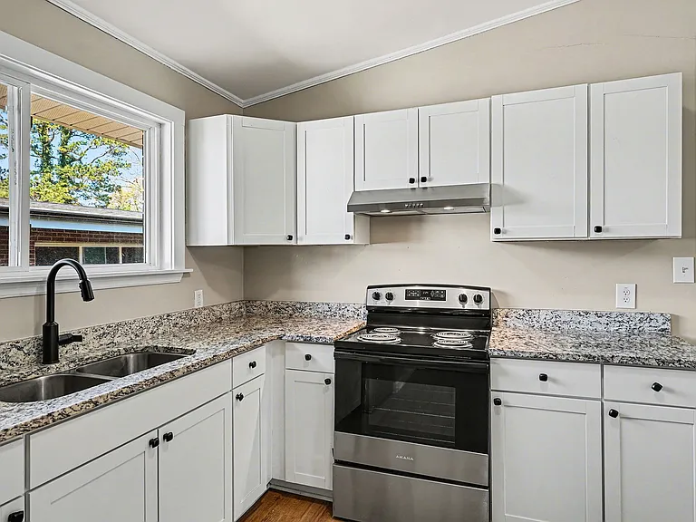 511 Saunders Pl #B — Photo 5