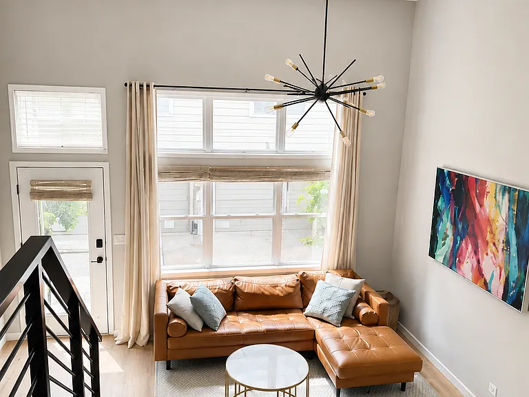 2555 W Moffat St #D — Photo 2