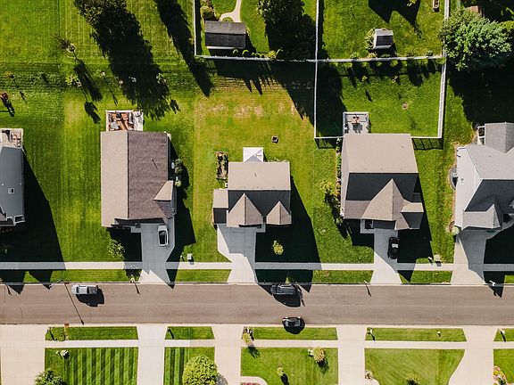 2nd image of 2469 Abigail St