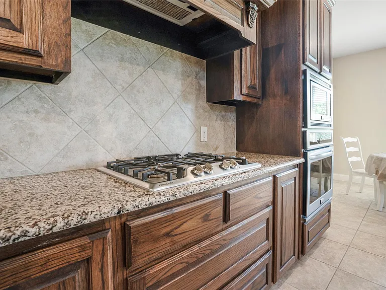 276 Goliad Trl — Photo 22