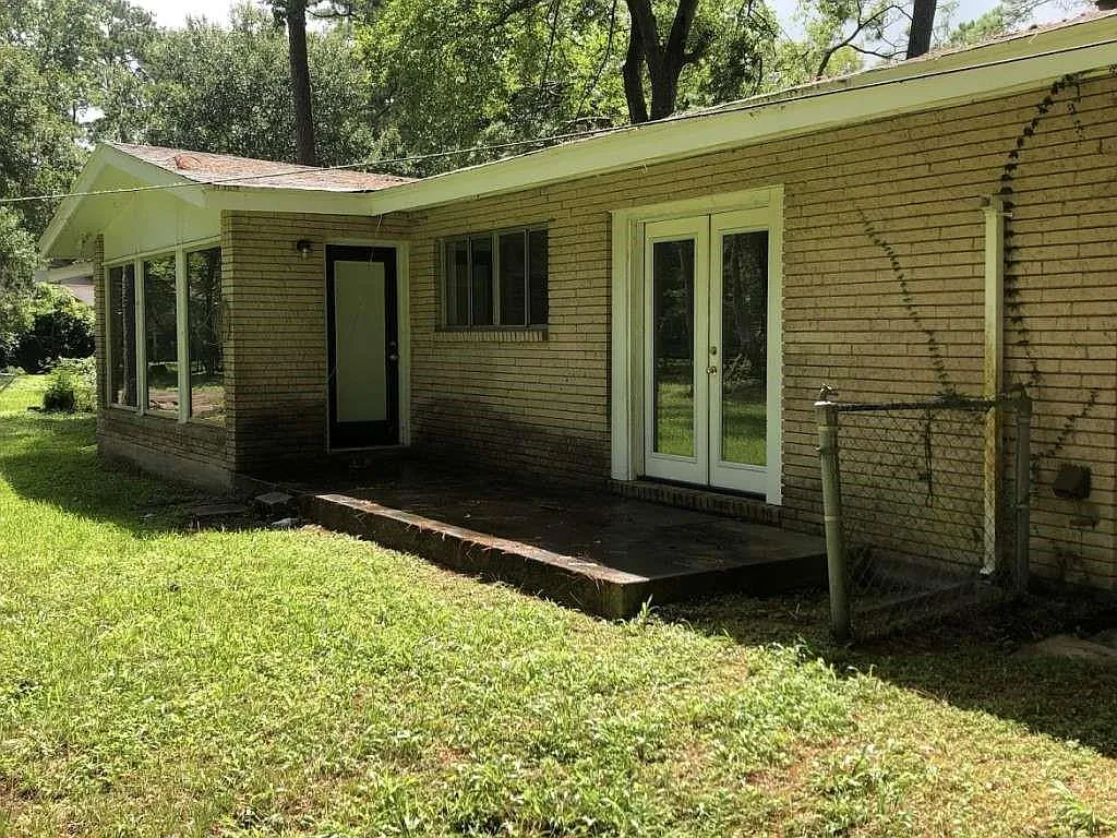 3 bed, 2.0 bath, 2077 sqft, $1,999 — Photo 2