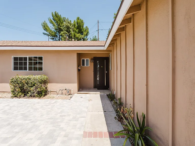 9540 Debra Ave — Photo 5