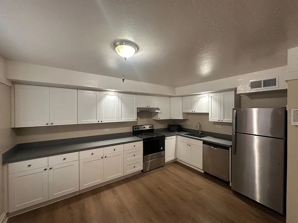 052 (2729 Lombard)