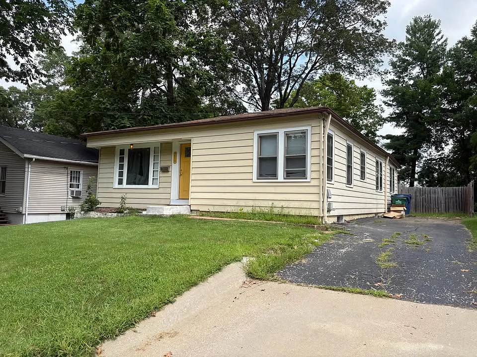 3 bed, 1372 sqft, $1,900 — Photo 1