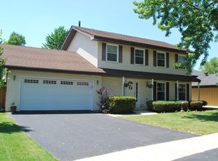 8314 Mending Wall Dr, Woodridge, IL 60517