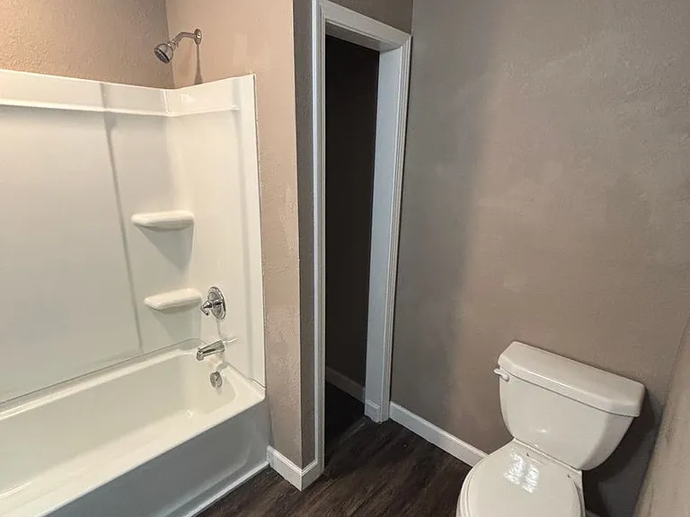 2027 N Weller Ave — Photo 8