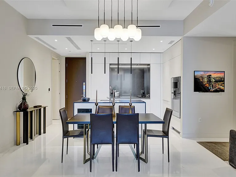 300 Biscayne Blvd #2305W — Photo 8