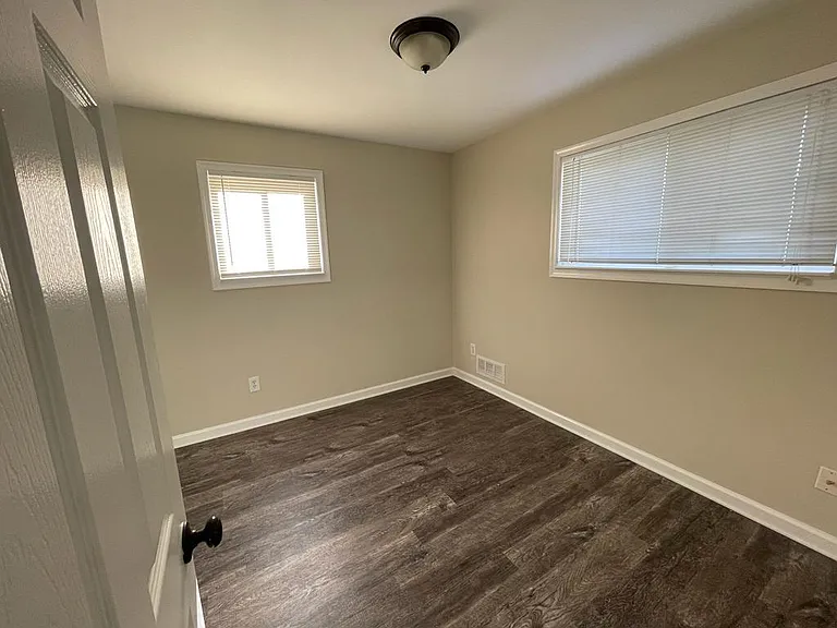700 Montrose Ave — Photo 9