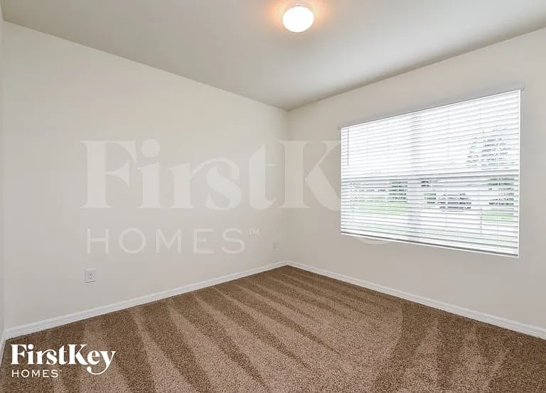 209 SW 20th St — Photo 8