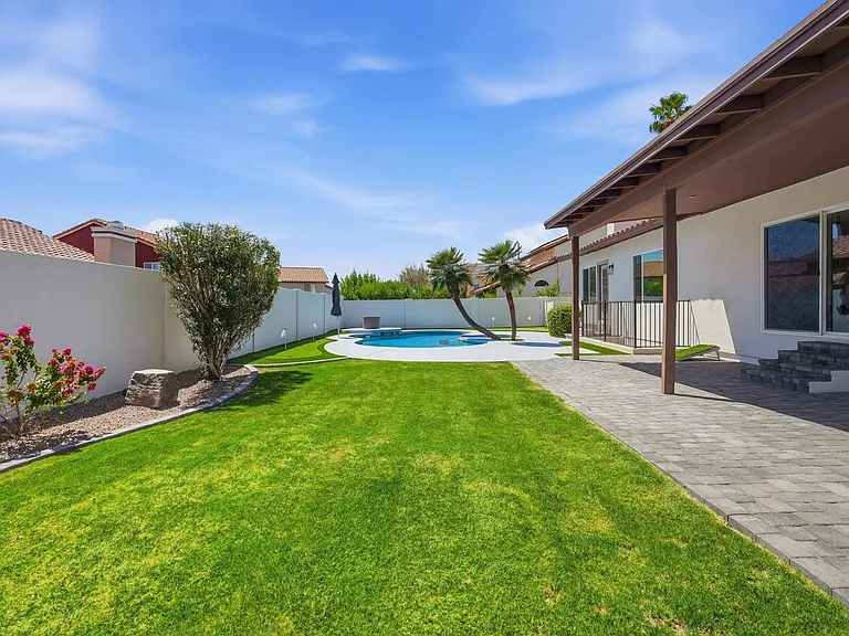 5623 E Claire Dr — Photo 40