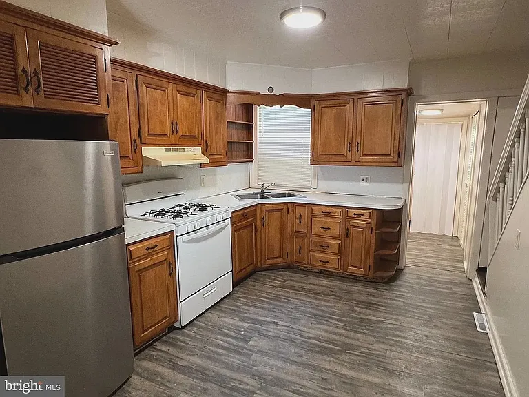 547 Manor St — Photo 2