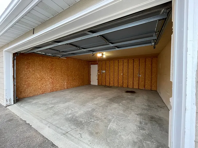 Williamsburg Apartments - Attached Double Garage! — Photo 9