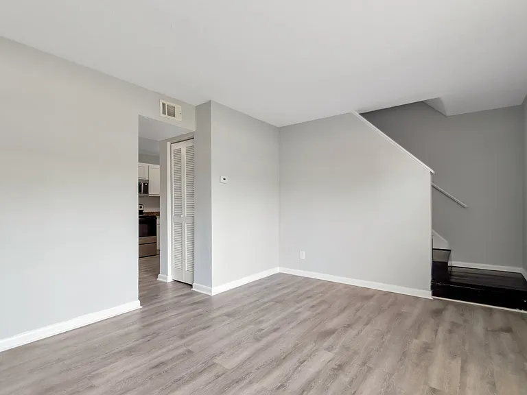 4543 Moncrief Rd W — Photo 11