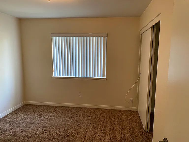 500 White Ln — Photo 11