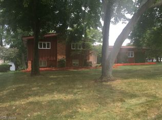 138 Robin Hood Dr, Youngstown, OH