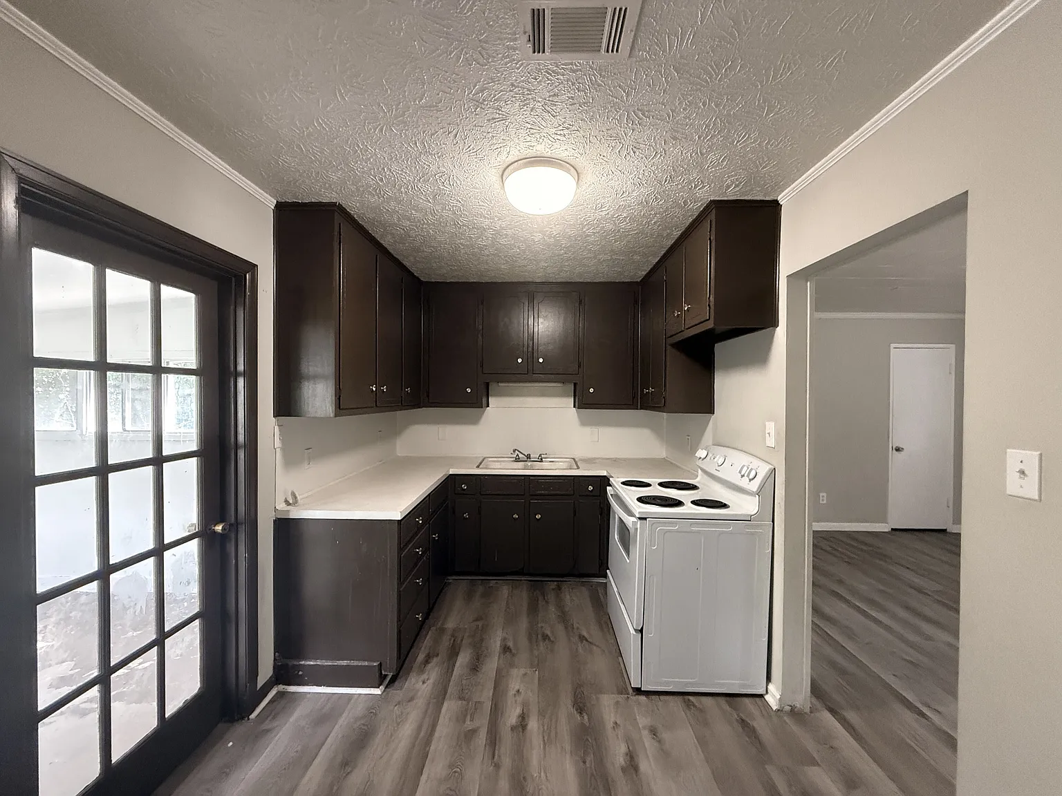 2 bed, 1.0 bath, 792 sqft, $900 — Photo 3