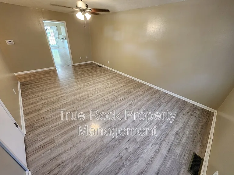 925 N Linda Ave — Photo 2