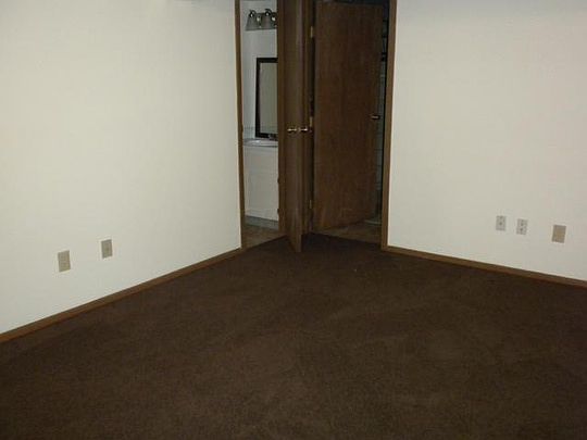3rd image of 4993 Stoneybrook Blvd