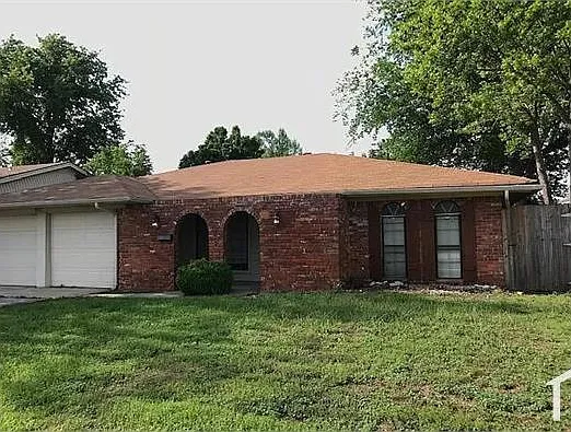 4917 NW 18th St — Photo 2