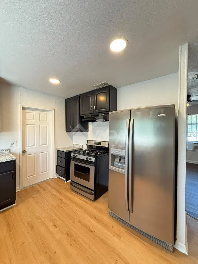 4 bed, 1284 sqft, $2,000 — Photo 3