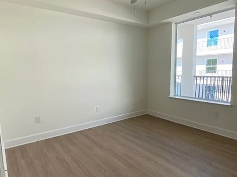San Carlos Apartments — Photo 17