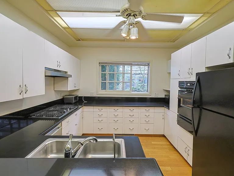 1179 W 28th St — Photo 15