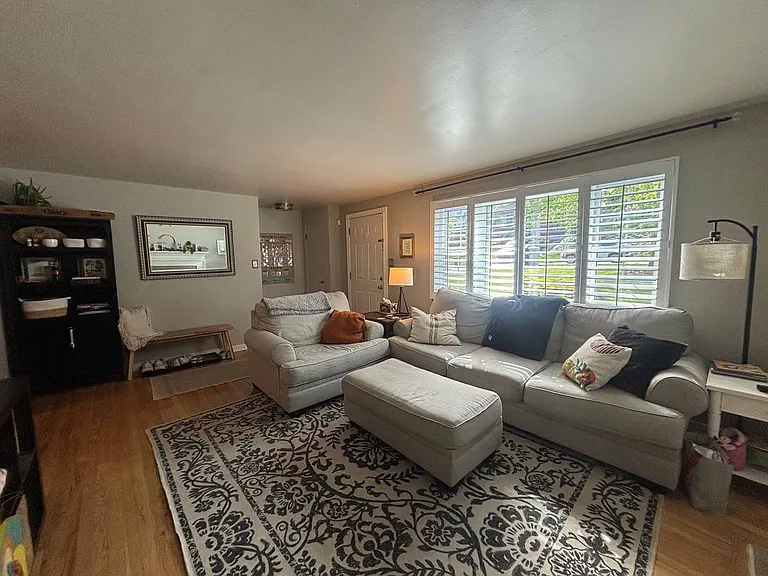 217 Roycroft Ave — Photo 4