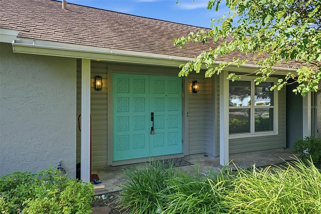 5 bed, 2.5 bath, 2600 sqft, $4,900 — Photo 1