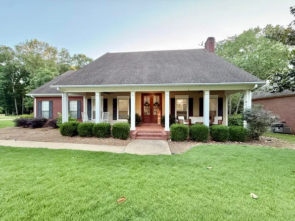 2330 Oak Leigh Dr, Tupelo, MS 38801