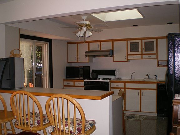 kitchen w/eat-in breakfast countertop