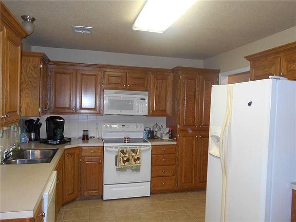 3rd image of 820 Tilghman Dr