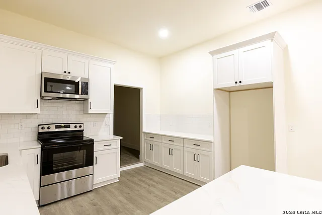 3 bed, 2.0 bath, 1816 sqft, $1,645 — Photo 3