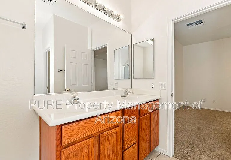 1136 E Nickleback St — Photo 11