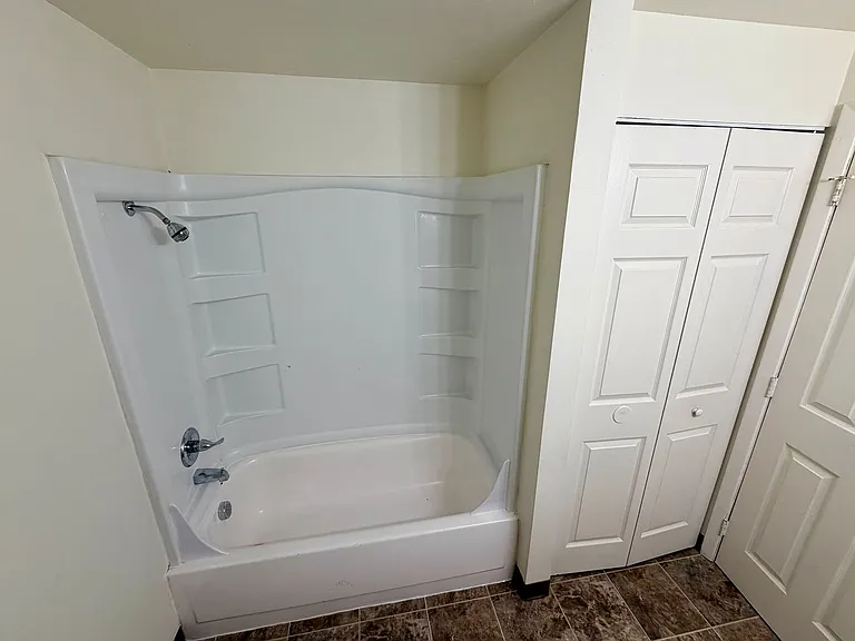 Two Bedroom Apartment in Central Salem — Photo 9