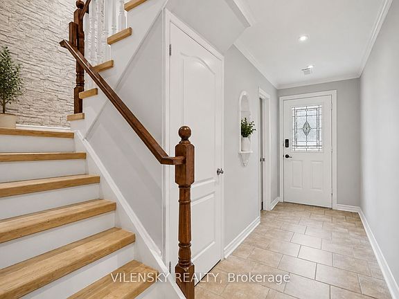 3rd image of 14 Poplar Cres #19