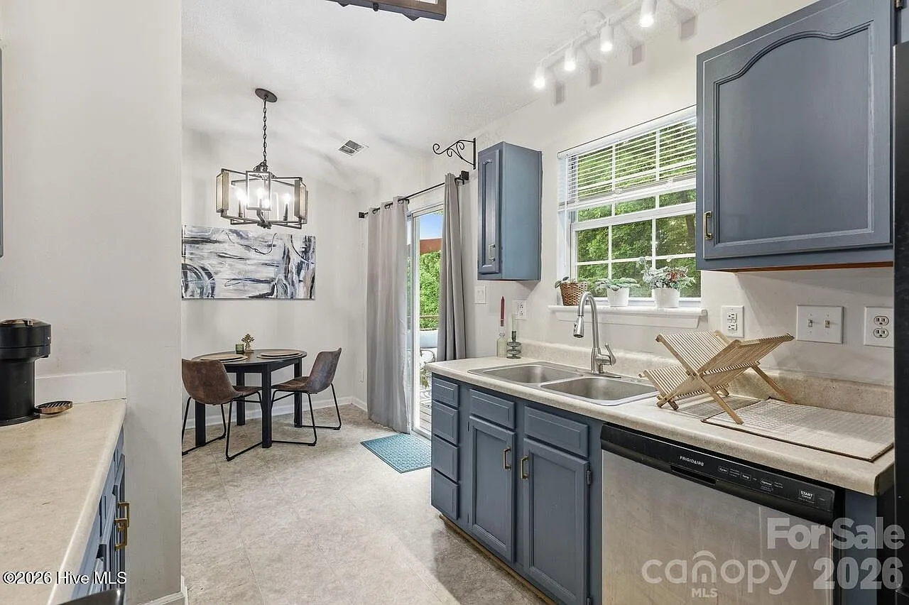 3 bed, 2.0 bath, $1,250 — Photo 4