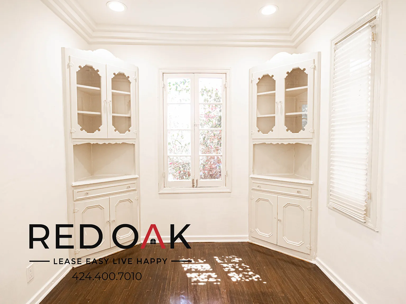 ~2 Weeks FREE~ Incredible Three Bedroom Duplex with Fireplace, Gorgeous Built-Ins, and Included P... — Photo 4