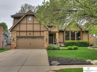 16717 Hickory St, Omaha, NE 68130