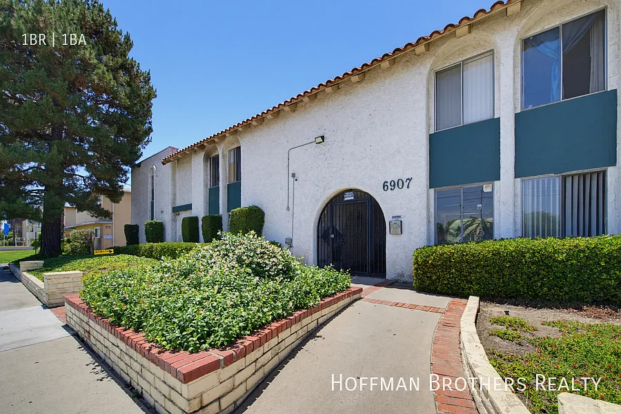 6907 Whitsett Ave Property