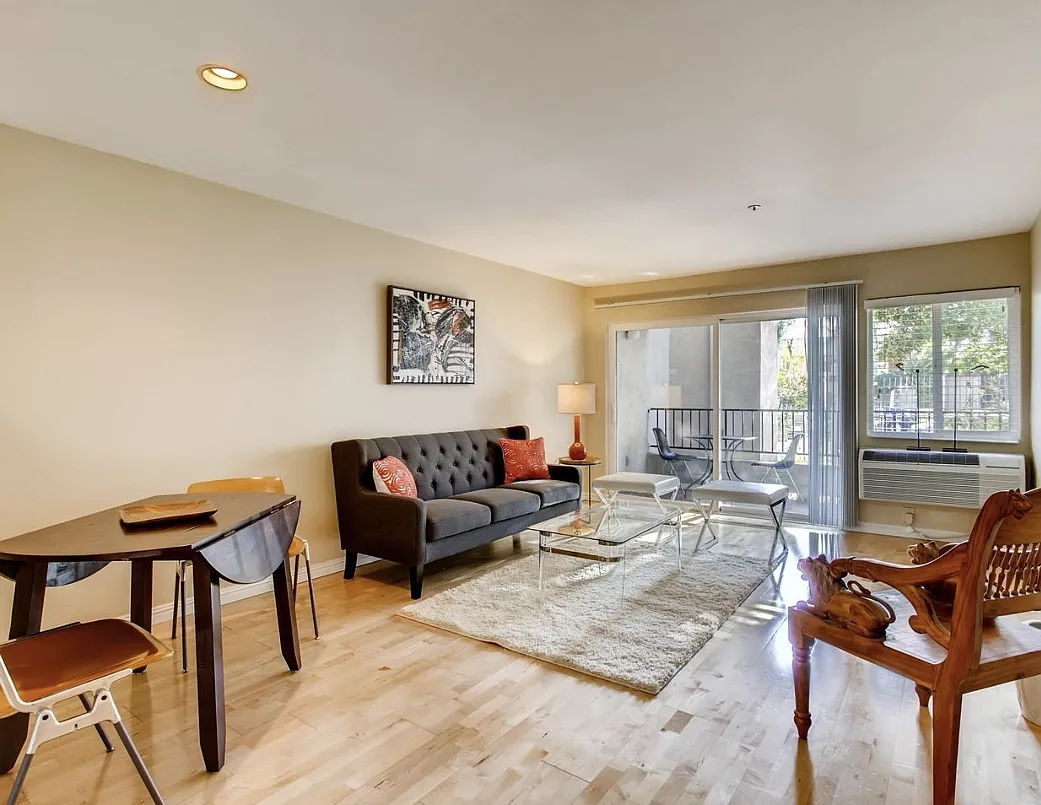 1 bed, 694 sqft, $2,695 — Photo 3