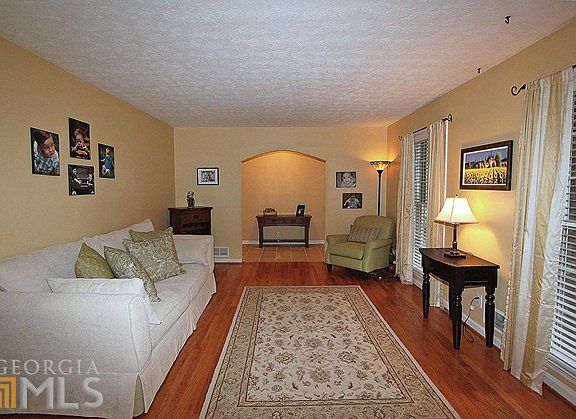 3rd image of 890 Valleymeade Dr SE